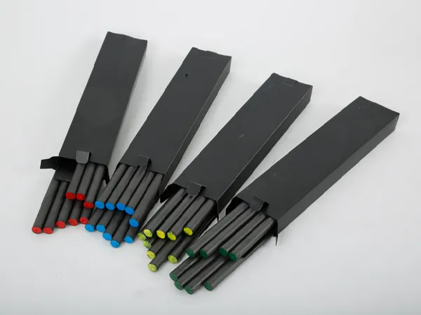 Algunas barras de terapia de luz de carbono se colocan en el escritorio.