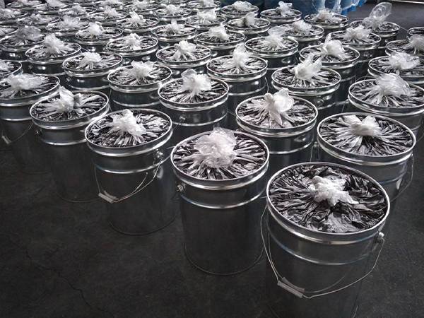 Many rows of well-sealed conductive graphite emulsion barrels are neatly placed.