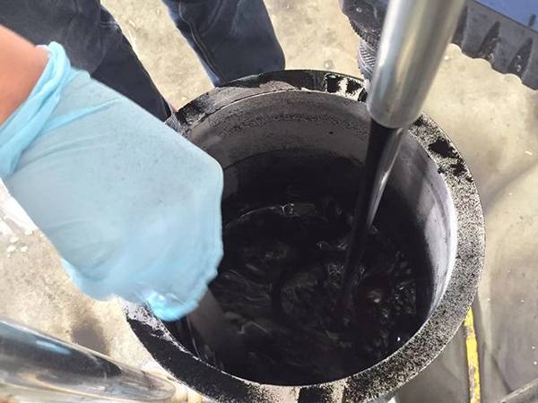 The forging graphite emulsion is poured into the equipment.