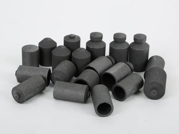 Certains creusets en graphite 776-247 sont placés sur le bureau.